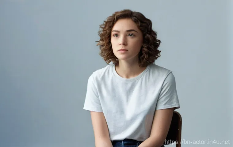 연극배우의 콜드리딩 연습 - **"A young adult female actor in her early 20s, with short, curly brown hair, stands confidently in ...