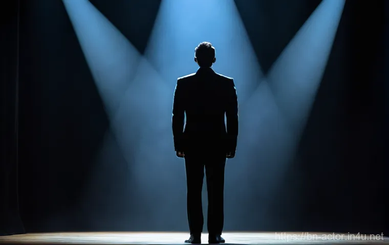 연극배우와 관객층 분석 - **Prompt:** A captivating shot of a diverse theater audience, illuminated by the warm, atmospheric g...